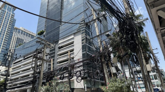 バンコクの街角。
絡み合った電線に、思わず「なぜ？」と問いが浮かぶ。