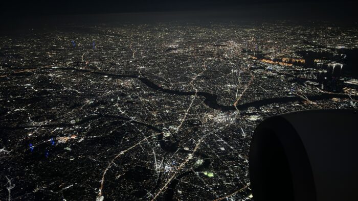 飛行機の窓から見た東京の夜景。
無数の光が人それぞれの選択肢を示しているよう。