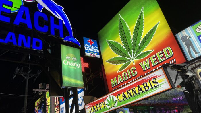 タイの街角に立ち並ぶ大麻ショップの巨大看板。文化の違いによる旅の違和感を伝える社長ブログ用写真。