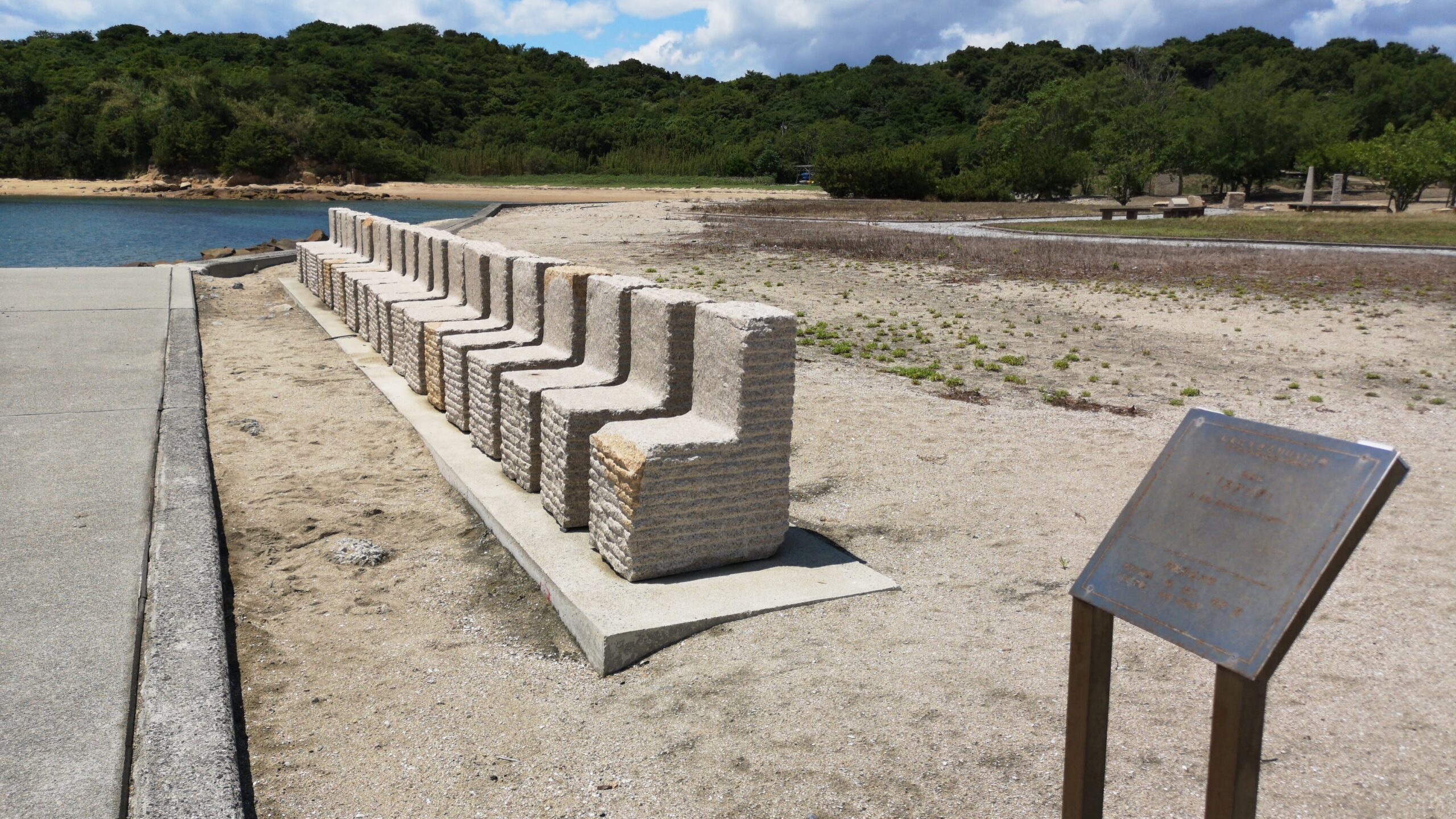 瀬戸芸で出会った石の椅子のアート。問いの先にあるのは、いつも違和感だった。