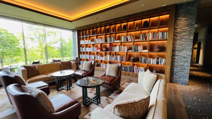 ホテルのライブラリ空間。違和感を受け止め心を整えるMLA的な学びを象徴する社長ブログの締めの写真。