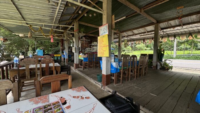ゴールデントライアングルのローカル食堂。問いかけが新しい味との出会いを連れてきた。