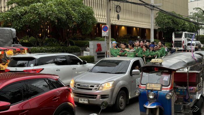 タイの通勤風景。荷台に人が乗る交通習慣の違和感が学びに変わることを示す社長ブログの写真。